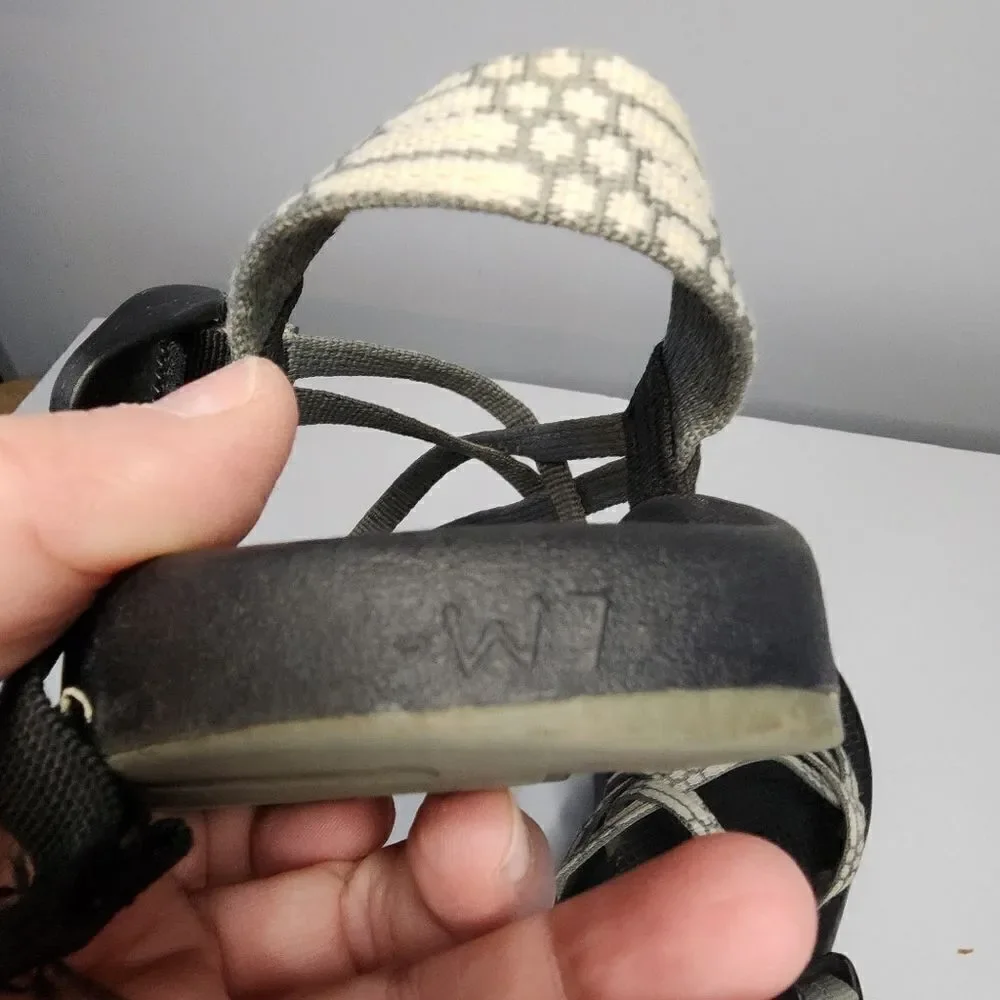 Chaco Women's Toe Loop Thong Sandals Size 7 Gray White Fabric Vibram Sole